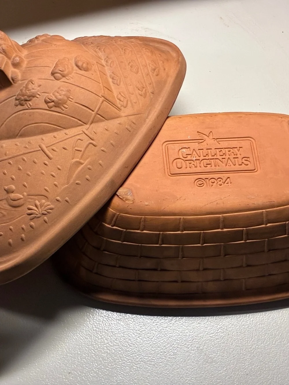 Vintage Gallery Originals 1984 Ceramic dutch oven Farm Scene -